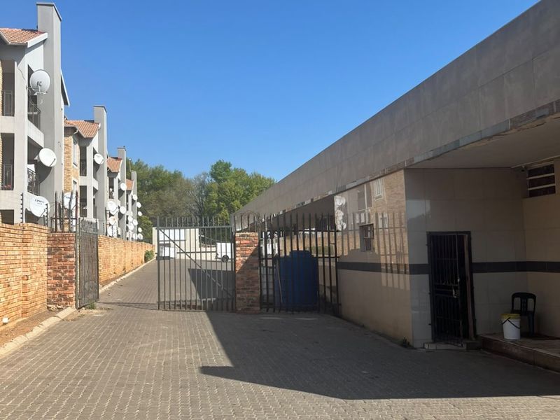 RETAIL CENTRE FOR SALE IN BIRD ACRES – INCOME-PRODUCING INVESTMENT OPPORTUNITY - Photo 4
