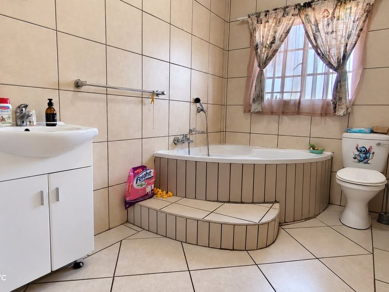 Low-maintenance face brick home on 2.2 hectares - Photo 4