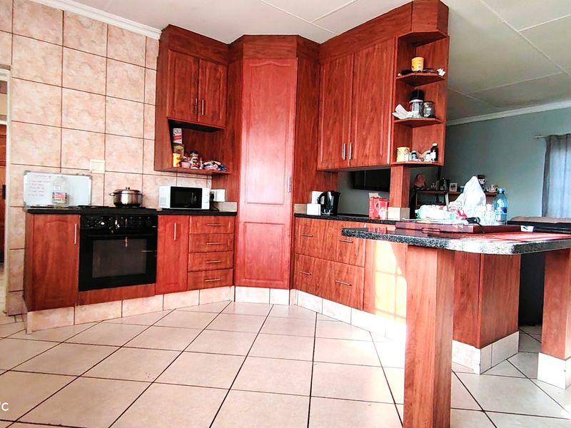 Low-maintenance face brick home on 2.2 hectares - Photo 2