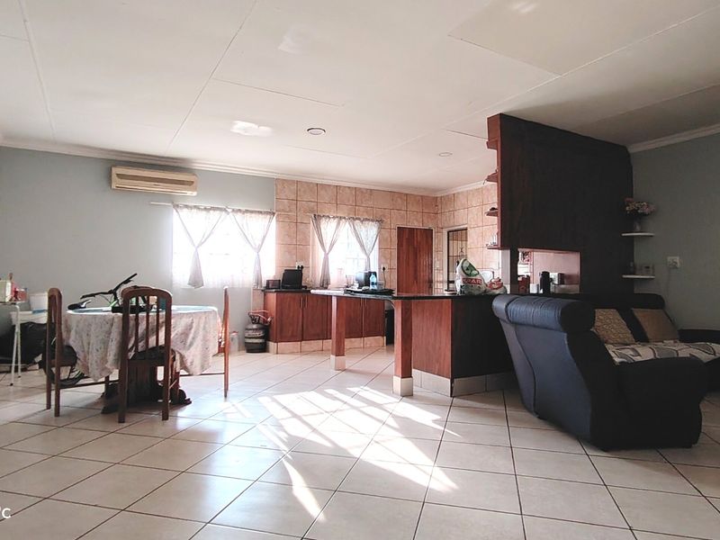 Low-maintenance face brick home on 2.2 hectares - Photo 9