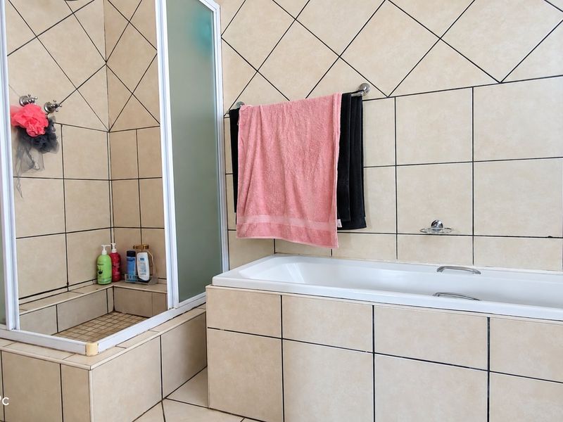 Low-maintenance face brick home on 2.2 hectares - Photo 8