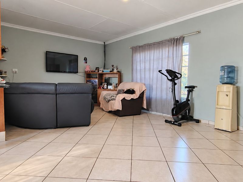Low-maintenance face brick home on 2.2 hectares - Photo 6