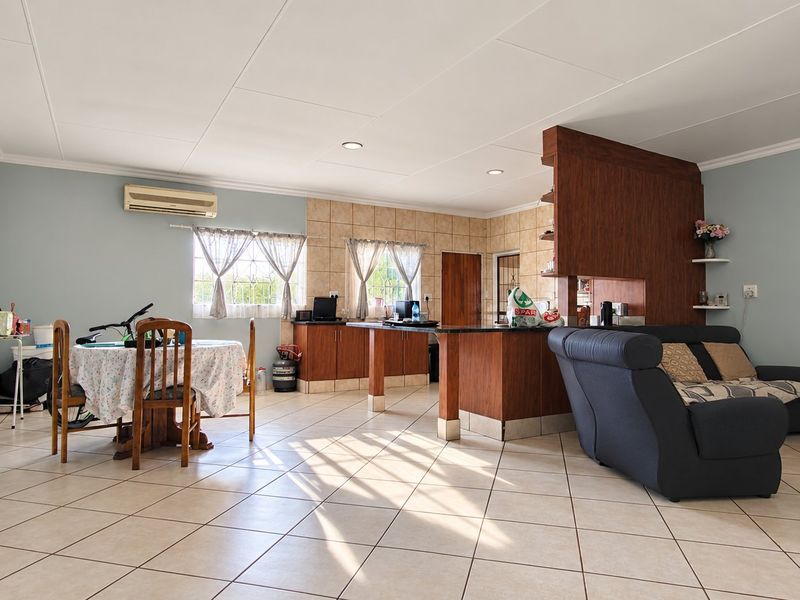 Low-maintenance face brick home on 2.2 hectares - Photo 5