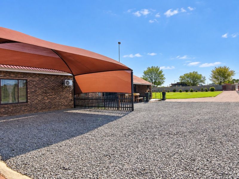 Spacious 2.1-hectare smallholding with a flat - Photo 2