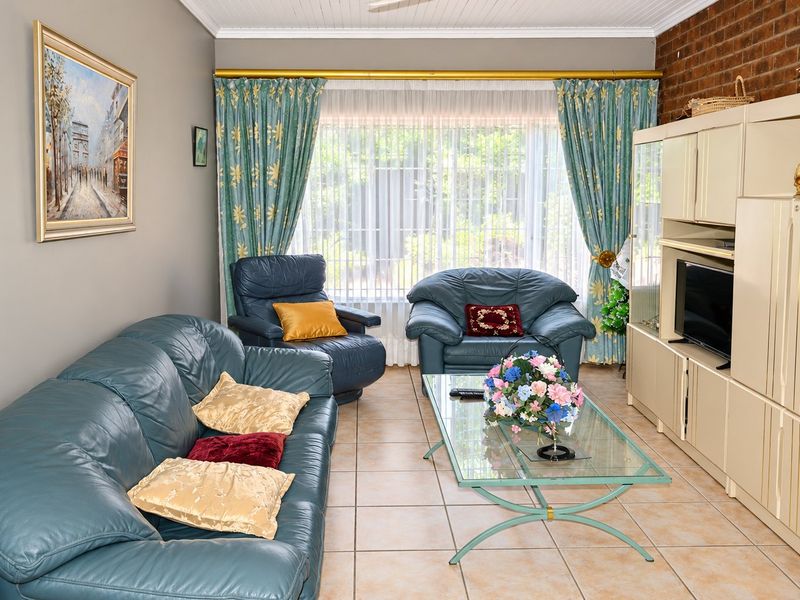 DUAL MANDATE | Exceptional Space, Endless Potential & a Truly Exceptional Borehole Reduced to R1,150,000 - Photo 6
