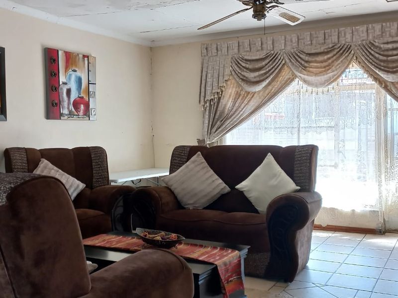 JUST LISTED: 3-Bedroom Home on Large Stand with 3-Bedroom Flatlet - Photo 5