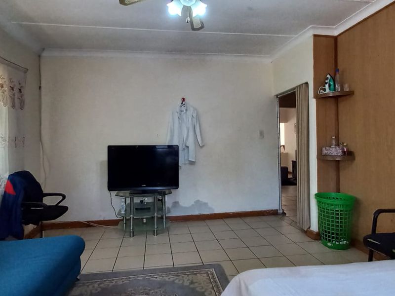JUST LISTED: 3-Bedroom Home on Large Stand with 3-Bedroom Flatlet - Photo 10