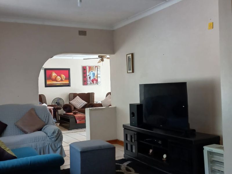 JUST LISTED: 3-Bedroom Home on Large Stand with 3-Bedroom Flatlet - Photo 7
