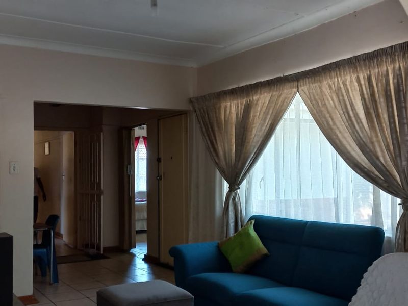 JUST LISTED: 3-Bedroom Home on Large Stand with 3-Bedroom Flatlet - Photo 6