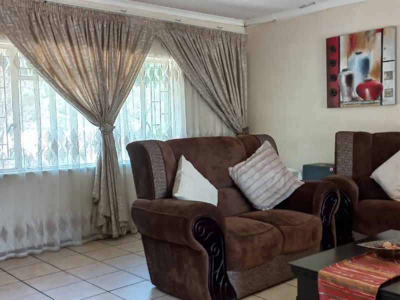 JUST LISTED: 3-Bedroom Home on Large Stand with 3-Bedroom Flatlet - Photo 4