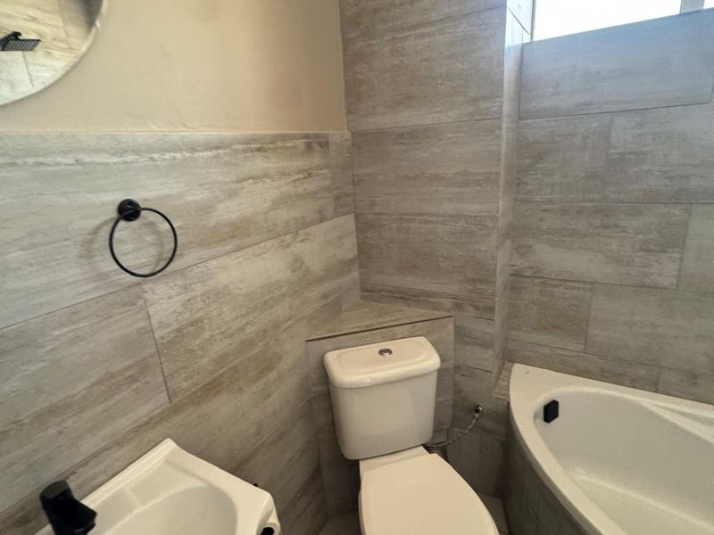 Be the first to enjoy this stunning renovated apartment - Photo 9