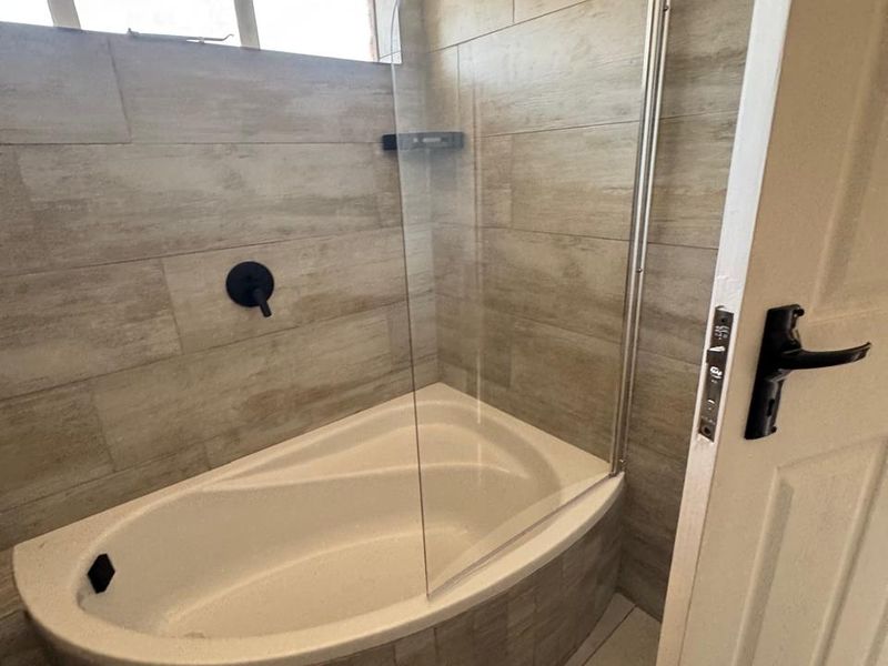 Be the first to enjoy this stunning renovated apartment - Photo 8