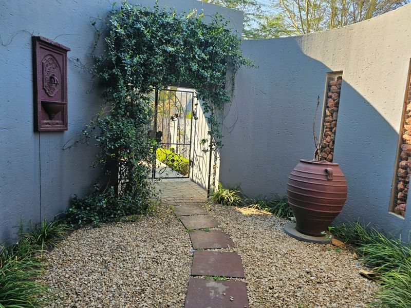 PRISTINE  FAMILY HOME - Photo 2