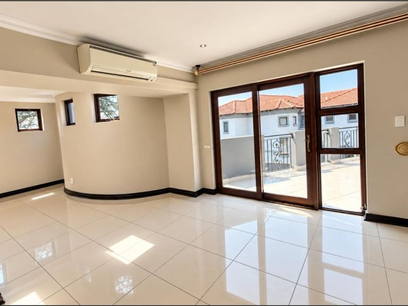 PRISTINE  FAMILY HOME - Photo 10