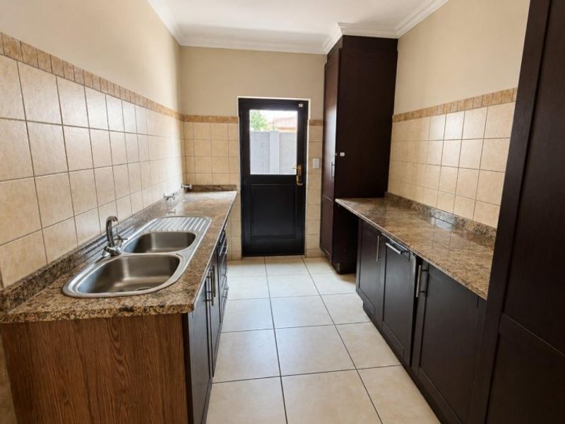 PRISTINE  FAMILY HOME - Photo 7