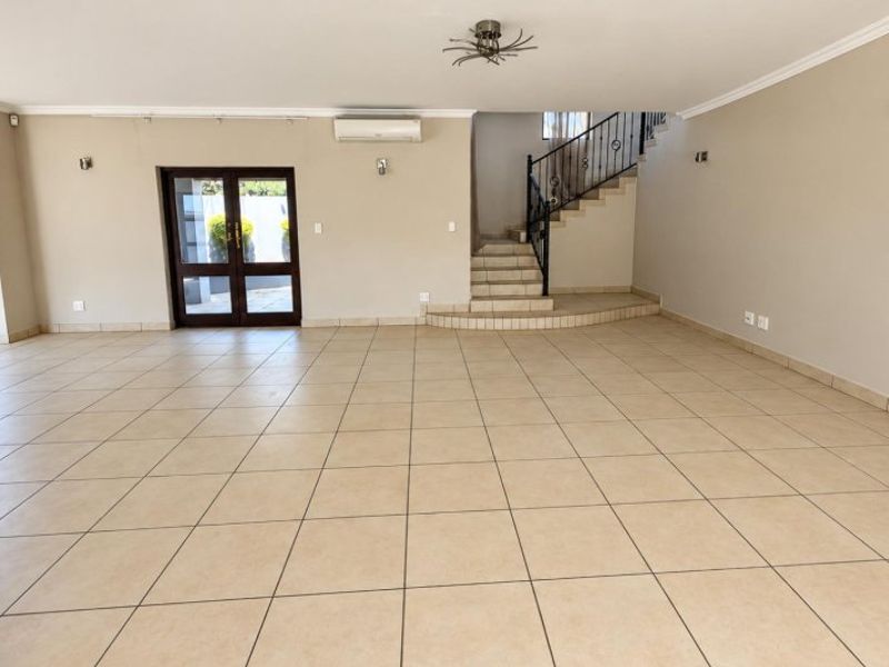 PRISTINE  FAMILY HOME - Photo 4