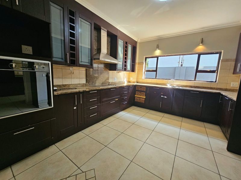PRISTINE  FAMILY HOME - Photo 6