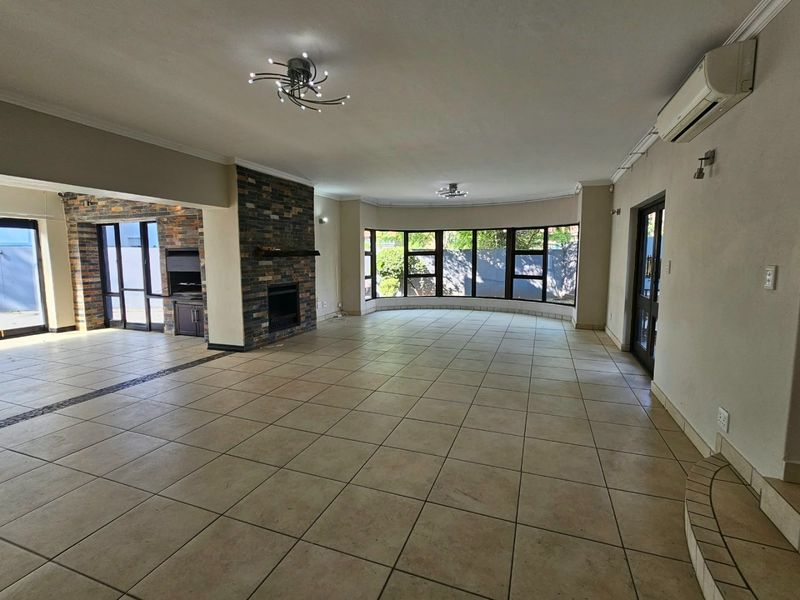 PRISTINE  FAMILY HOME - Photo 5