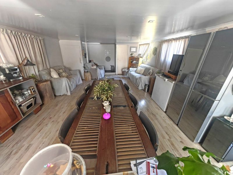 Neat 5 bedroom Family House with an Extra 3 Bedroom Flat/house - Photo 5