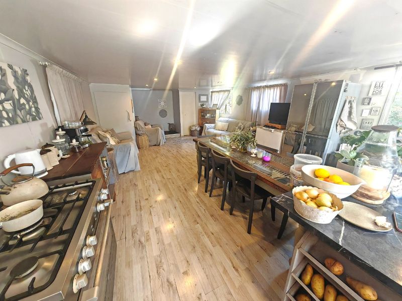 Neat 5 bedroom Family House with an Extra 3 Bedroom Flat/house - Photo 3