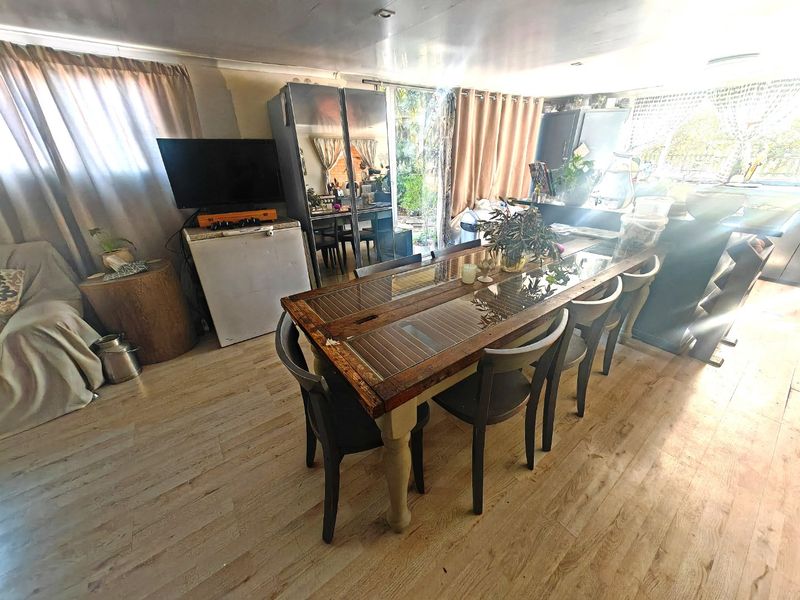 Neat 5 bedroom Family House with an Extra 3 Bedroom Flat/house - Photo 10