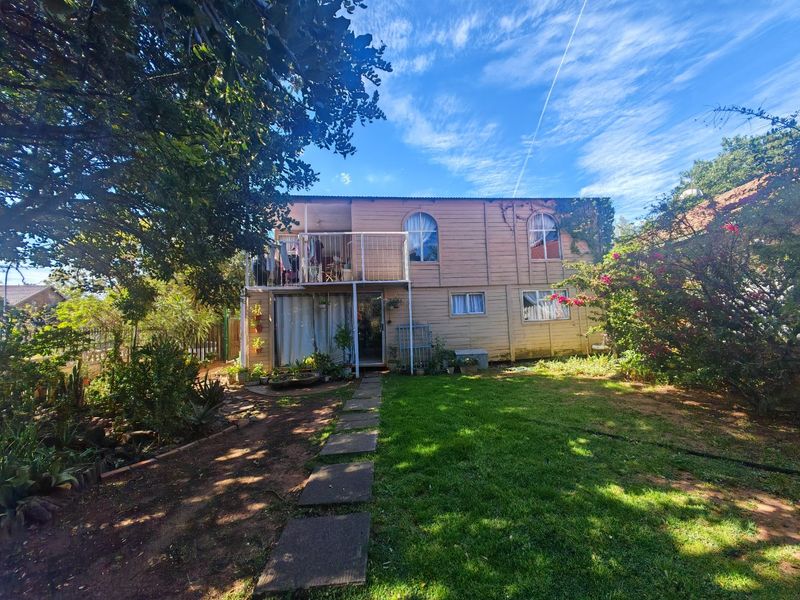 Neat 5 bedroom Family House with an Extra 3 Bedroom Flat/house - Photo 7