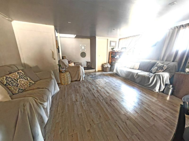 Neat 5 bedroom Family House with an Extra 3 Bedroom Flat/house - Photo 6