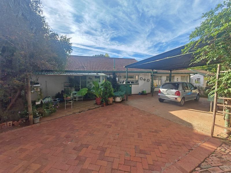Neat 5 bedroom Family House with an Extra 3 Bedroom Flat/house - Photo 2