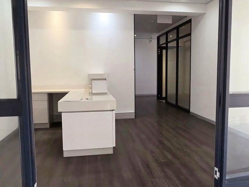 Commercial office space - Photo 9