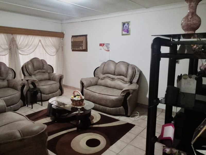 JUST LISTED: 3-Bedroom House on a Large Stand in La Hoff, Klerksdorp - Photo 4