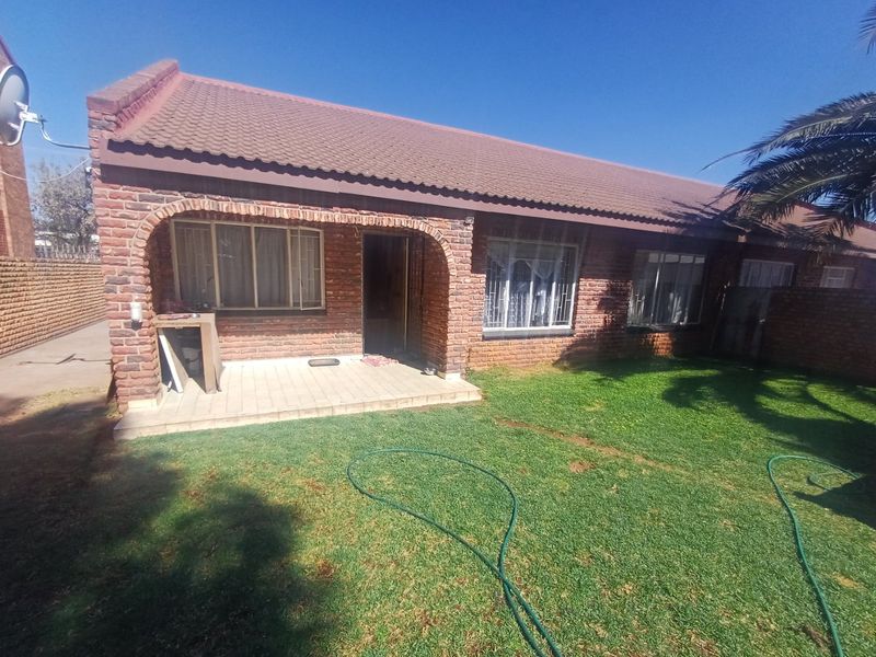 Two Townhouses on One Property – Adamayview - Photo 2