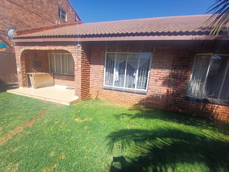 Two Townhouses on One Property – Adamayview - Photo 3