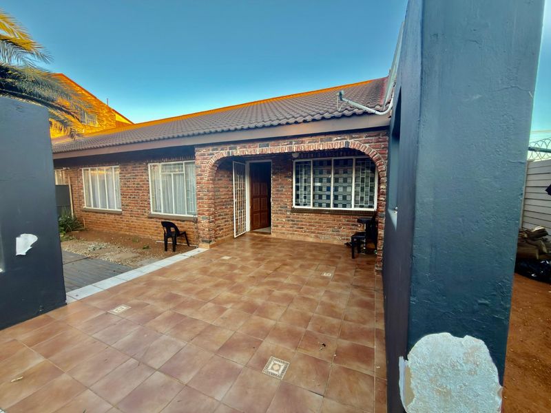 Two Townhouses on One Property – Adamayview - Photo 7