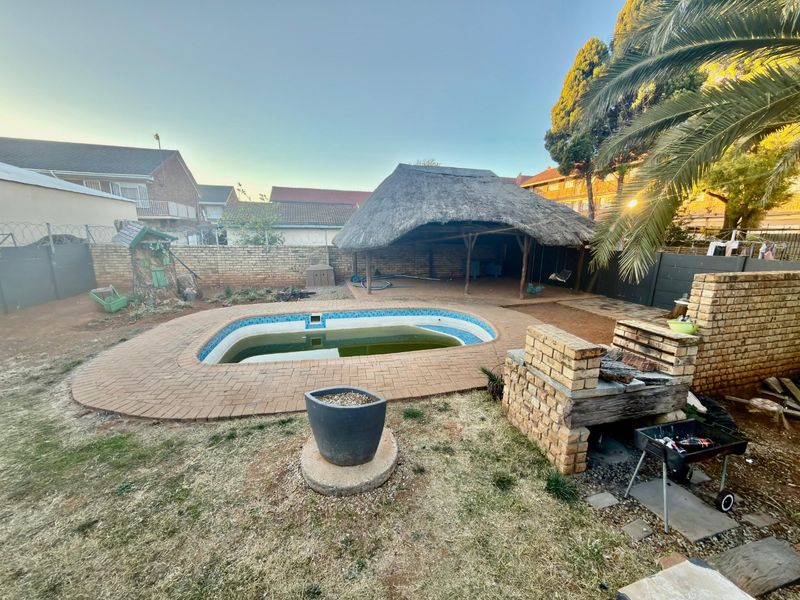 Two Townhouses on One Property – Adamayview - Photo 6