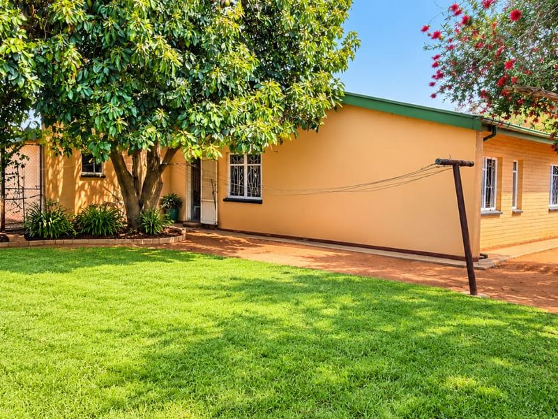 3-BEDROOM HOUSE | KEMPTON PARK WEST - Photo 2