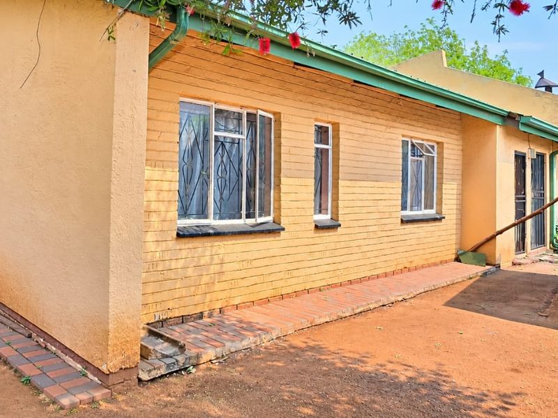 3-BEDROOM HOUSE | KEMPTON PARK WEST - Photo 4