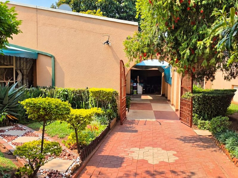 3-BEDROOM HOUSE | KEMPTON PARK WEST - Photo 3