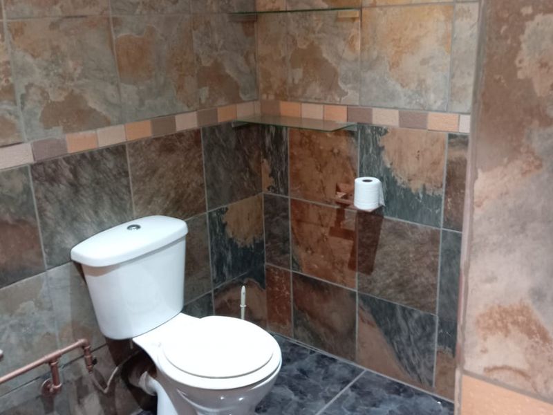 New on the Market - Spacious Family Home with Excellent Entertainment Features - Photo 7