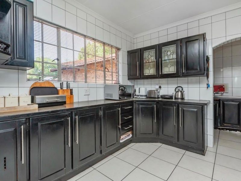 Four- Bedroom House for Sae in Parkhill Gardens - Photo 4