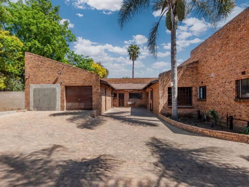 Four- Bedroom House for Sae in Parkhill Gardens - Photo 2