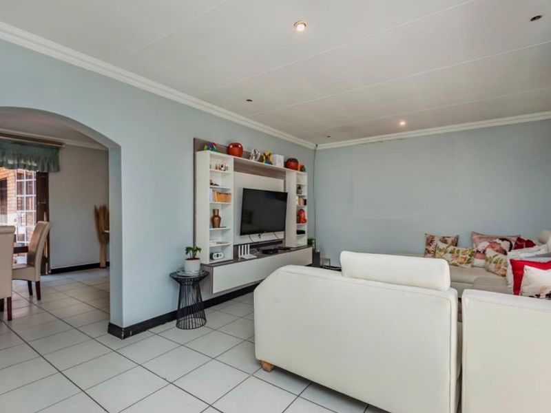 Four- Bedroom House for Sae in Parkhill Gardens - Photo 8