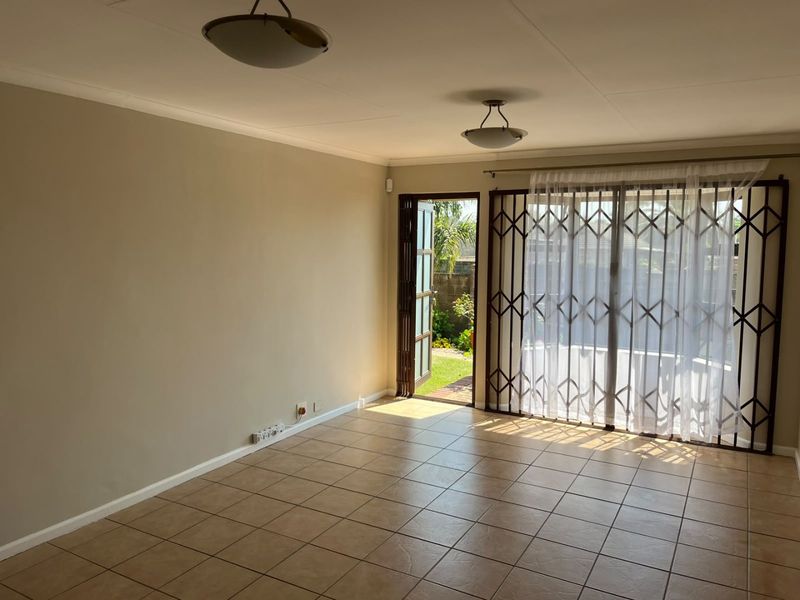 SUPER NEAT TOWNHOUSE IN LORRAINE! - Photo 3
