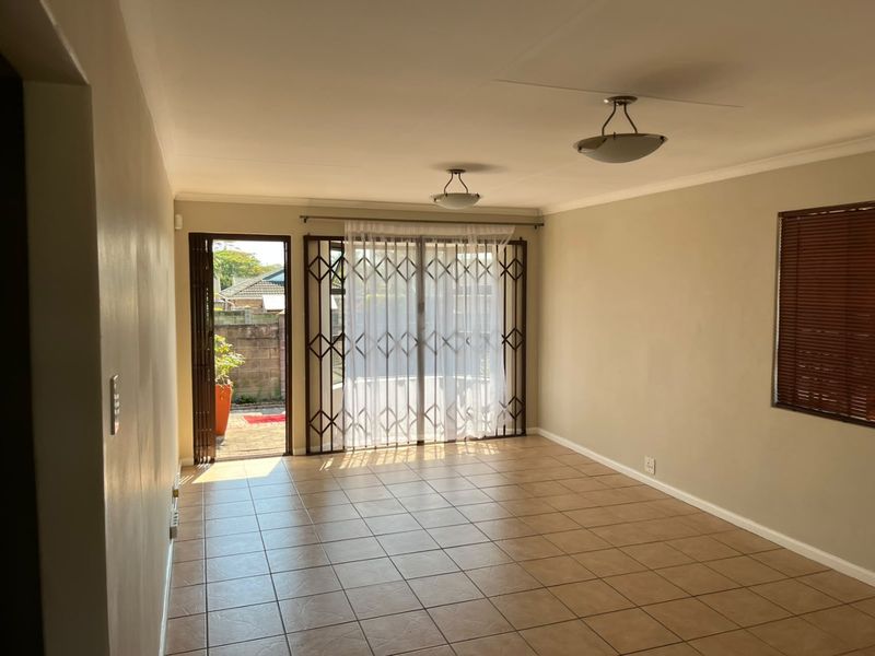 SUPER NEAT TOWNHOUSE IN LORRAINE! - Photo 4