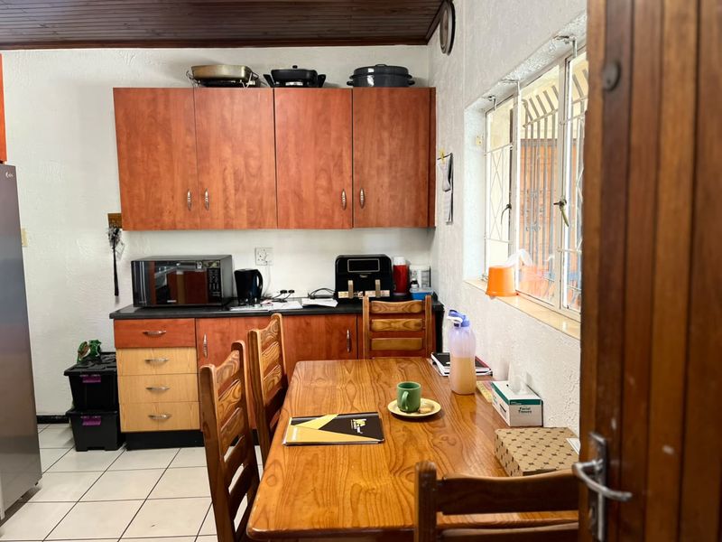 Charming Wychwood Home with Cottage and Flatlet - Photo 5