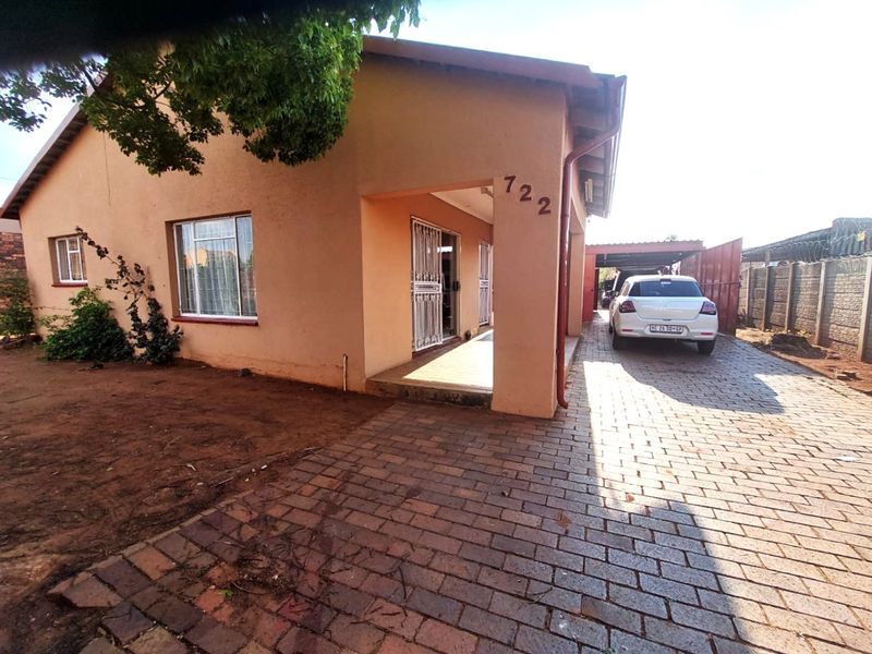 Refurbished 3 Bedroom Home with Spacious Yard in Lenasia - Photo 2