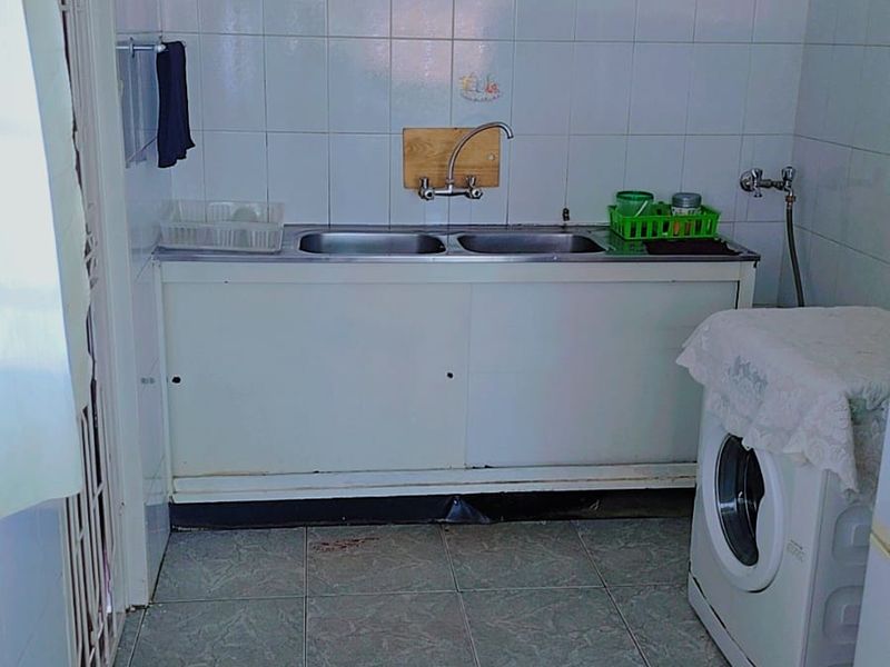 Refurbished 3 Bedroom Home with Spacious Yard in Lenasia - Photo 10