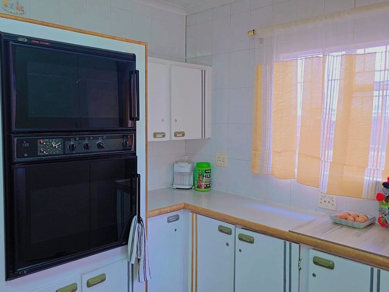 Refurbished 3 Bedroom Home with Spacious Yard in Lenasia - Photo 5