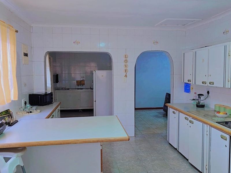 Refurbished 3 Bedroom Home with Spacious Yard in Lenasia - Photo 6