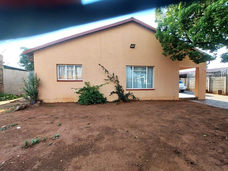 Refurbished 3 Bedroom Home with Spacious Yard in Lenasia - Photo 3