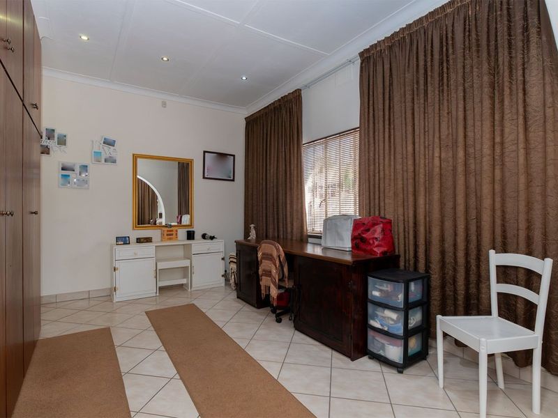 Charming 3-Bedroom Family Home with Secure Living - Photo 6